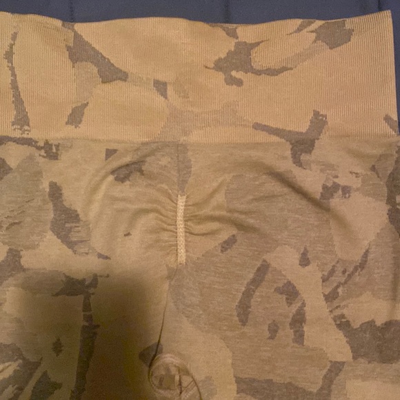 ADAPT CAMO SEAMLESS LEGGINGS Savanna | Yellow - Picture 3 of 3